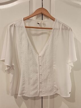 Roxy White V-Neck Button Front Flutter-Sleeve Blouse